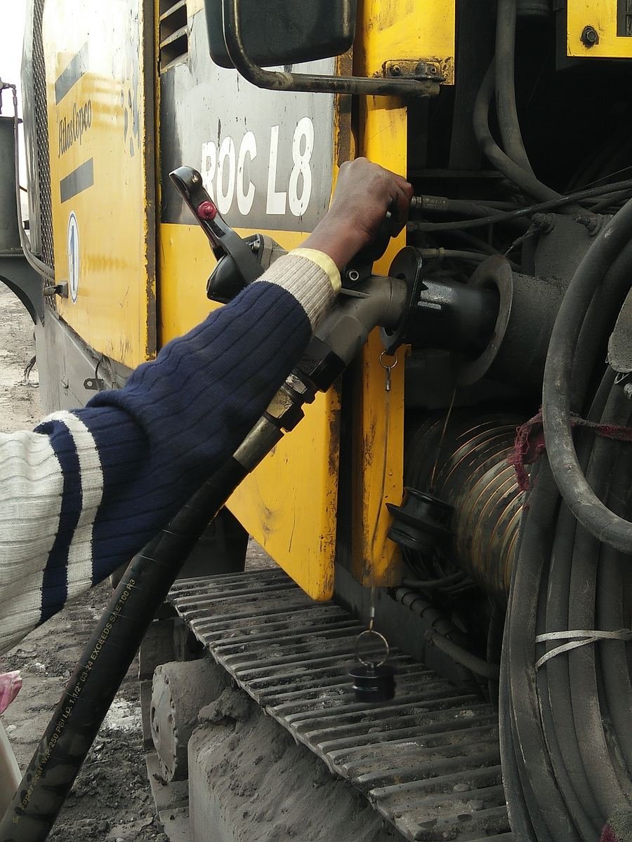 Refuelling a mining machine